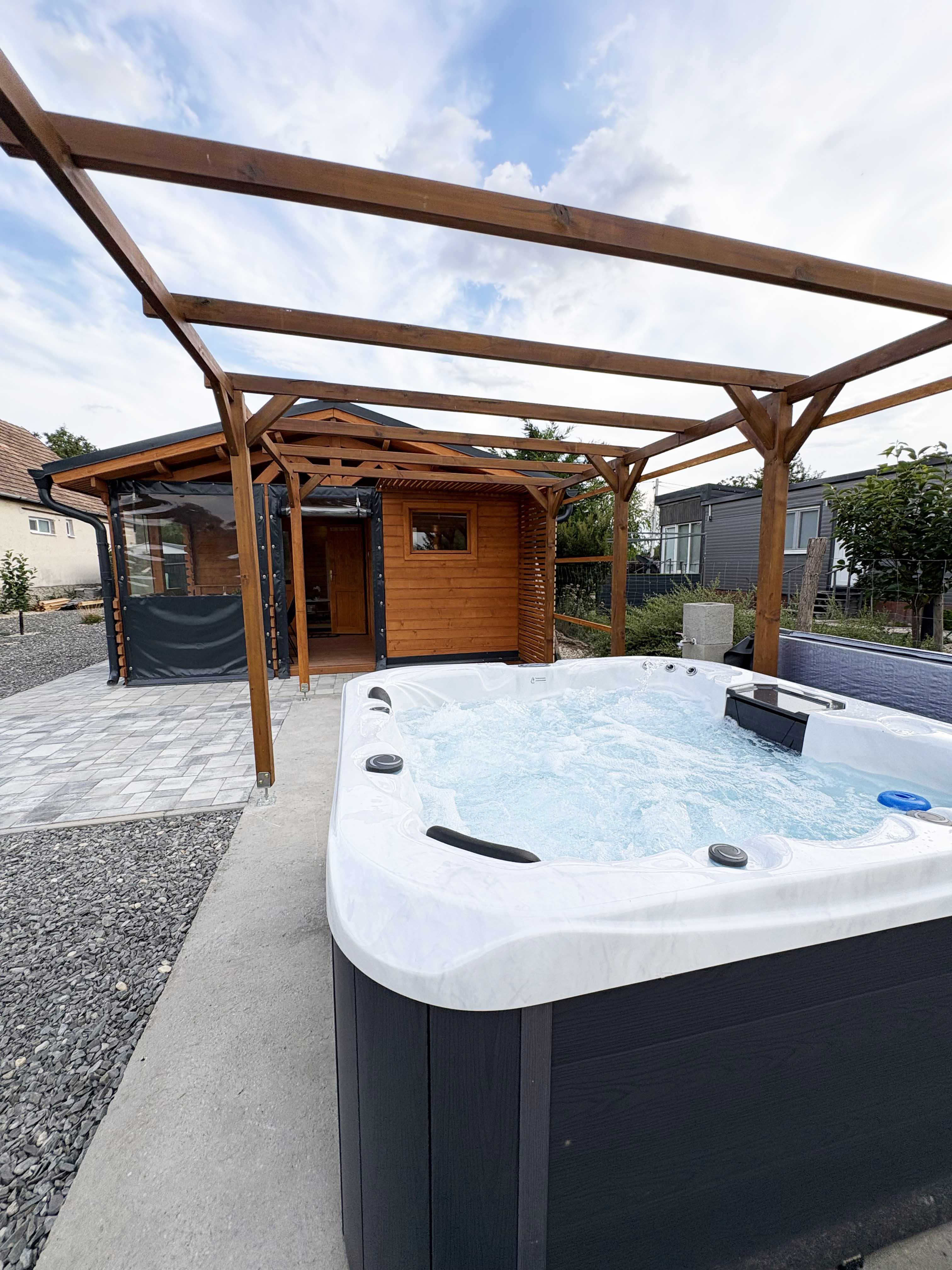 Kert és jacuzzi